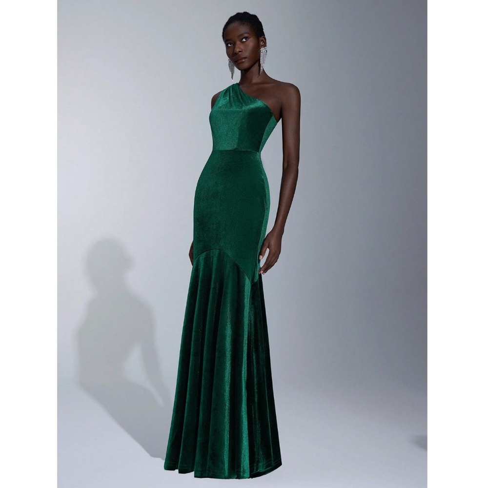 Rouge! Elegant Green Velvet Maxi Dress - Picture 11 of 14